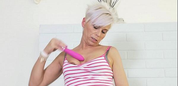  Skinny milf Sunny puts a new sex toy to the test